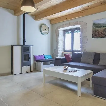 Authentic Istrian Ive With A Swimming Pool Guest house Marcana