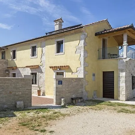 Guest house Authentic Istrian Ive With A Swimming Pool Marcana