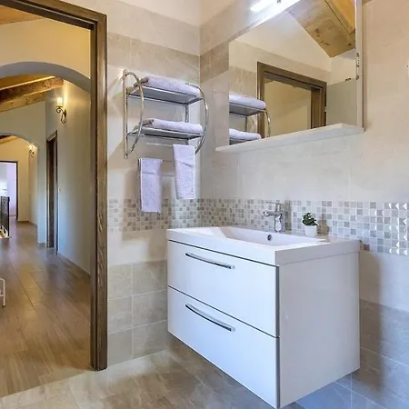 Authentic Istrian Ive With A Swimming Pool Guest house Marcana